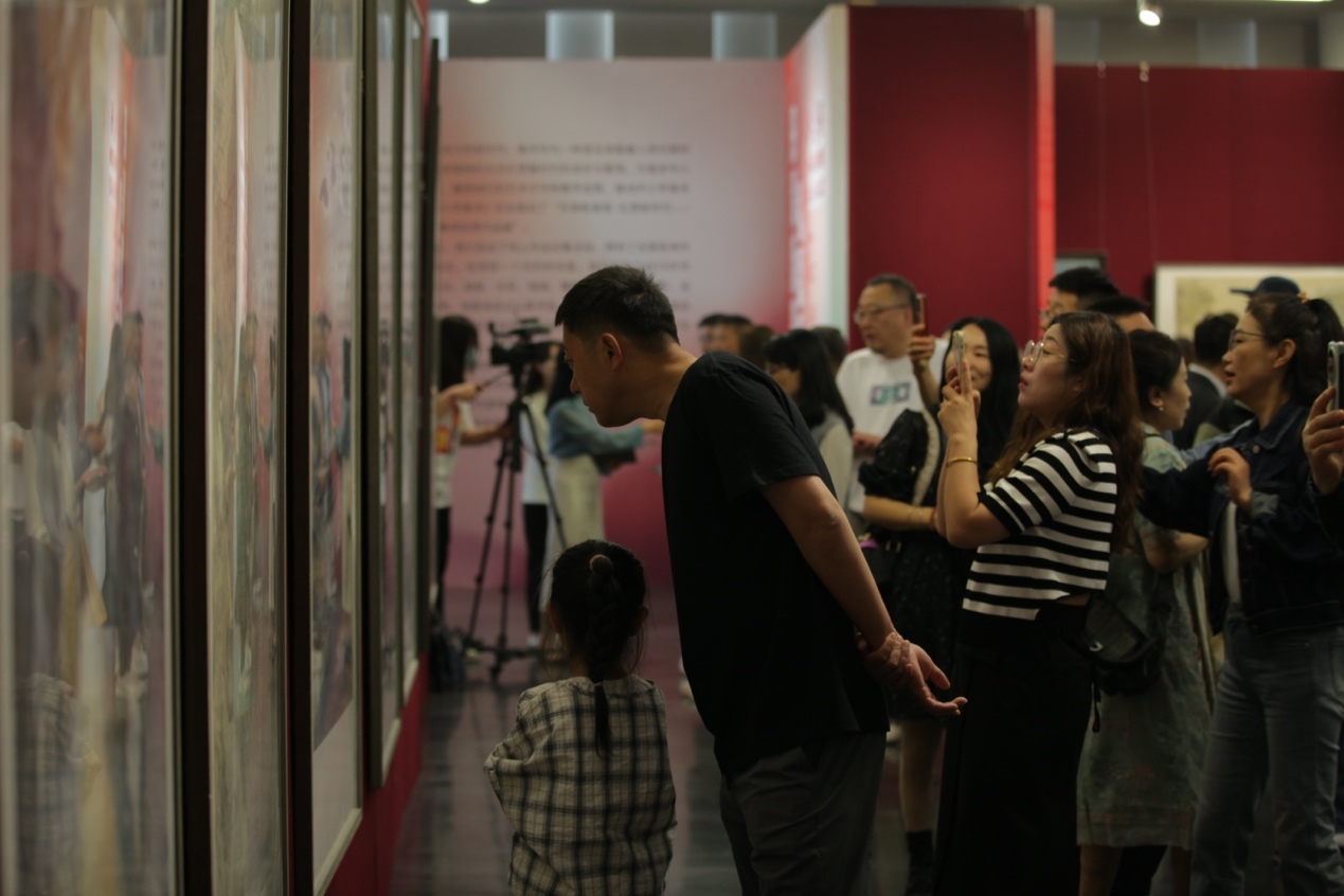 嘉賓及教研員、教師代表參觀(guān)展覽。主辦方供圖