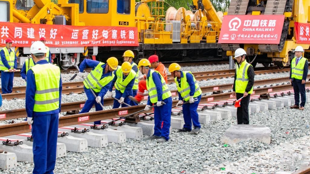 △2024年4月25日，在塞爾維亞北部城市巴奇卡托波拉，匈塞鐵路項(xiàng)目施工人員進(jìn)行匈塞鐵路軌道合龍工作。