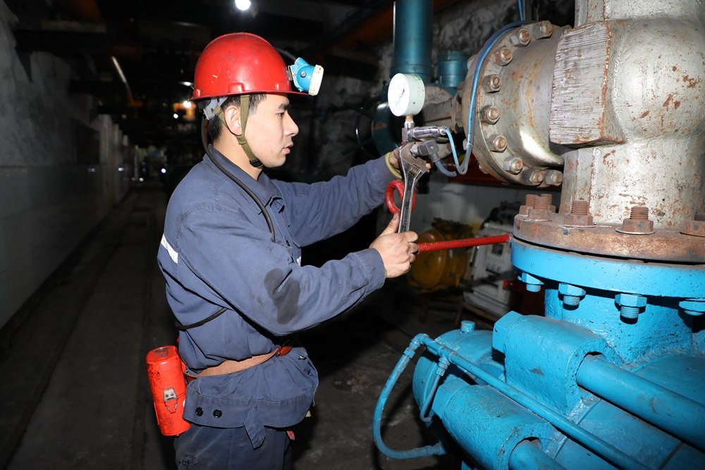 2024年4月30日，冀中能源峰峰集團(tuán)新屯礦機(jī)電區(qū)副區(qū)長顧博在井下泵房檢修水泵。新華社發(fā)