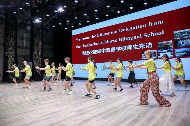 2023年7月，匈牙利匈中雙語學(xué)校師生代表團(tuán)來到江蘇參加“錦繡江蘇”青年交流項(xiàng)目。