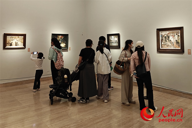 “五一”假期，游客在中國(guó)美術(shù)館參觀“大美勞動(dòng)者——中國(guó)美術(shù)館藏勞動(dòng)題材美術(shù)作品展（第二期）”。人民網(wǎng)記者 韋衍行攝