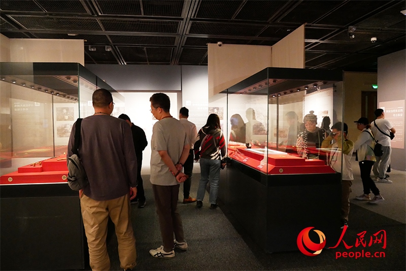 “五一”假期，游客在首都博物館參觀展覽。人民網(wǎng)記者 韋衍行攝
