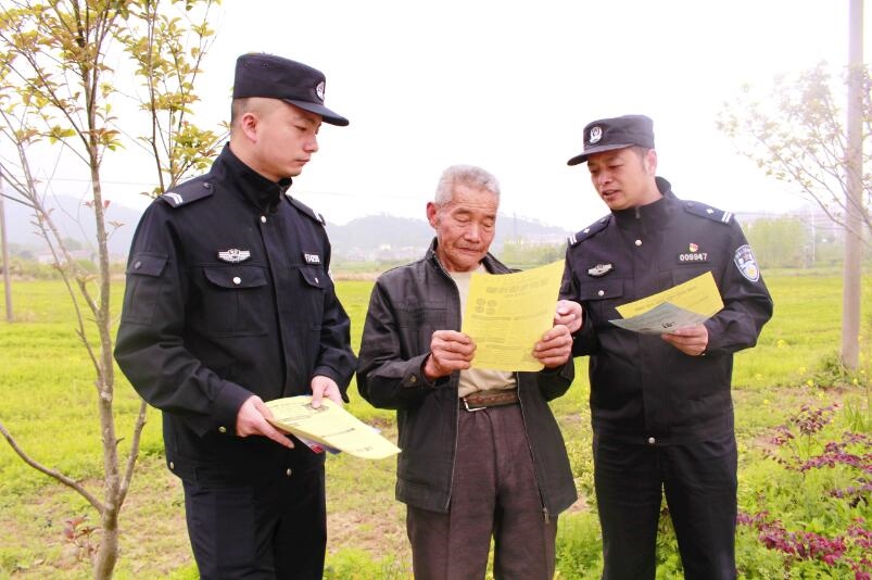 向村民宣傳反詐知識(shí)。