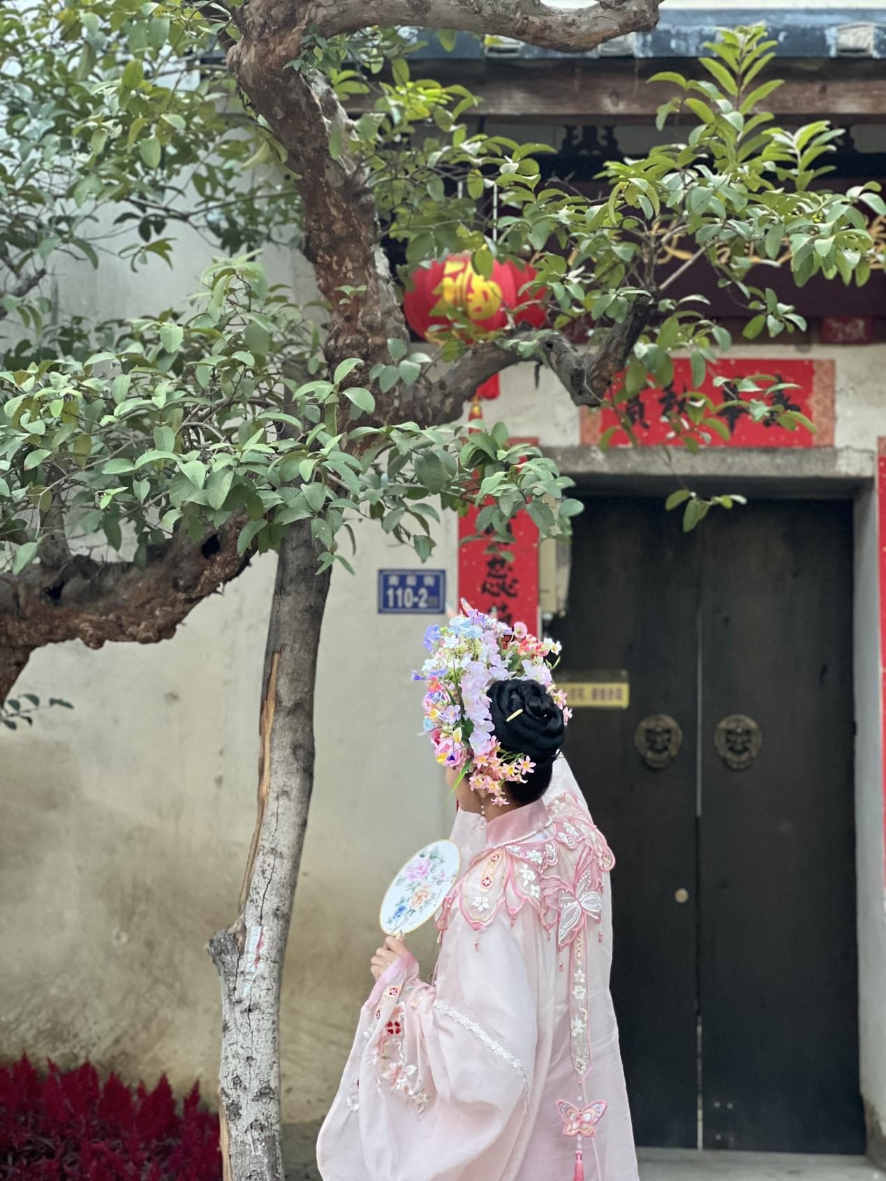 福建泉州，頭戴簪花的游客正拍照留念。人民網(wǎng) 歐陽易佳攝
