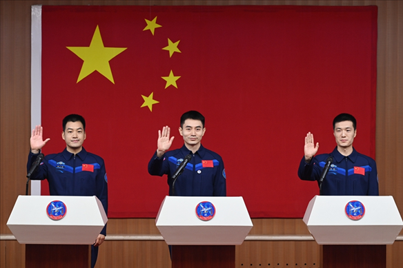 2024年月24日，神舟十八號(hào)載人飛行任務(wù)航天員葉光富（中）、李聰（右）、李廣蘇在酒泉衛(wèi)星發(fā)射中心問(wèn)天閣與媒體記者集體見(jiàn)面。