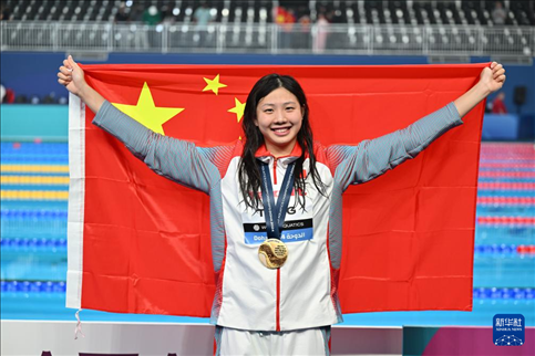 2024年2月13日，2024年世界游泳錦標賽游泳項目女子100米蛙泳決賽在卡塔爾多哈舉行。圖為冠軍中國選手唐錢婷在頒獎儀式后慶祝。新華社記者 薛宇舸 攝
