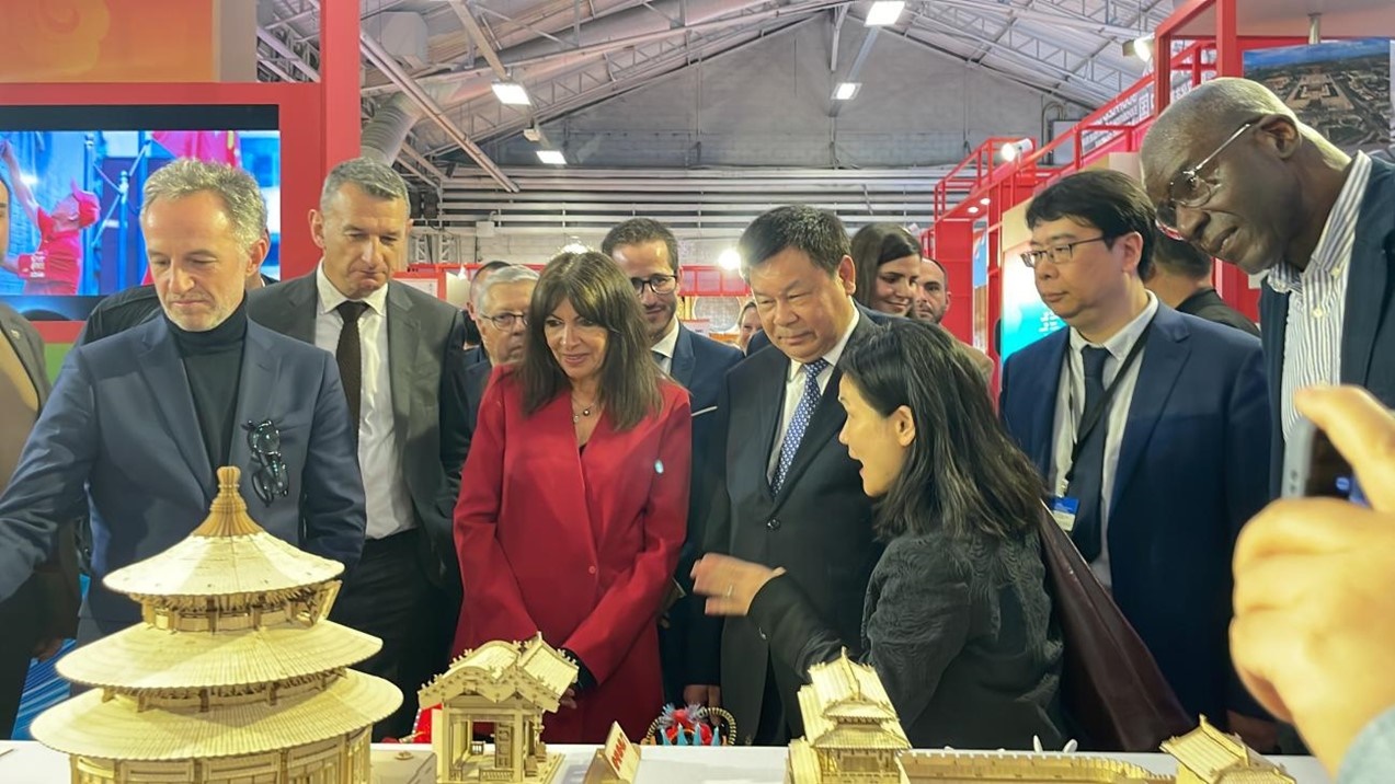 巴黎市市長(zhǎng)安妮·伊達(dá)爾戈參觀展覽。主辦方供圖