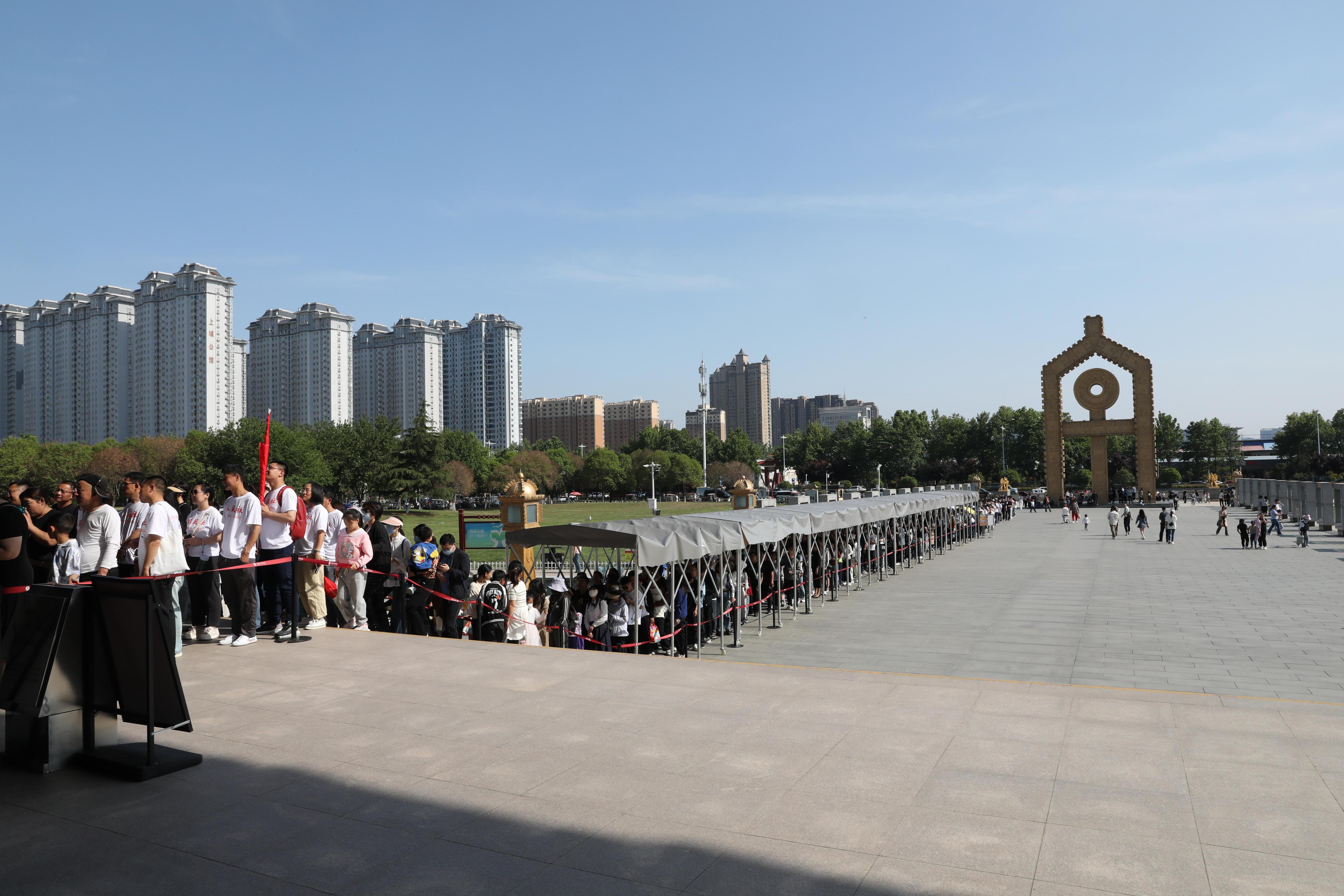 “五一”期間，中國(guó)文字博物館外游客有序排隊(duì)。中國(guó)文字博物館供圖