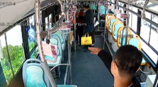 公交車上他一聲大吼！魏杰，好樣的！