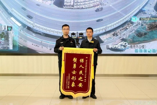 公交車上他一聲大吼！魏杰，好樣的！