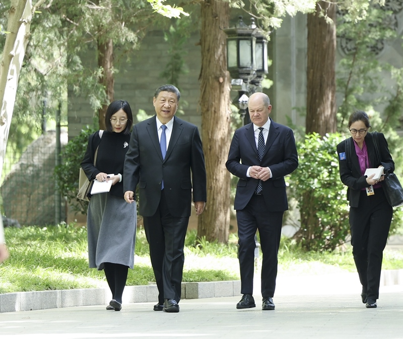 △4月16日，習(xí)近平主席在北京釣魚臺國賓館會見德國總理朔爾茨。這是習(xí)近平主席同朔爾茨總理一起散步。