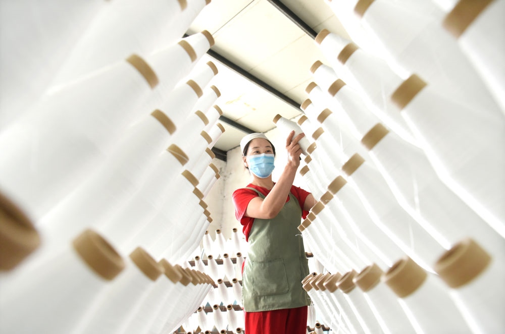 2024年5月1日，工人在山東省淄博市沂源縣悅莊工業(yè)園一玻纖企業(yè)整理加工的產品。新華社發(fā)（趙東山攝）