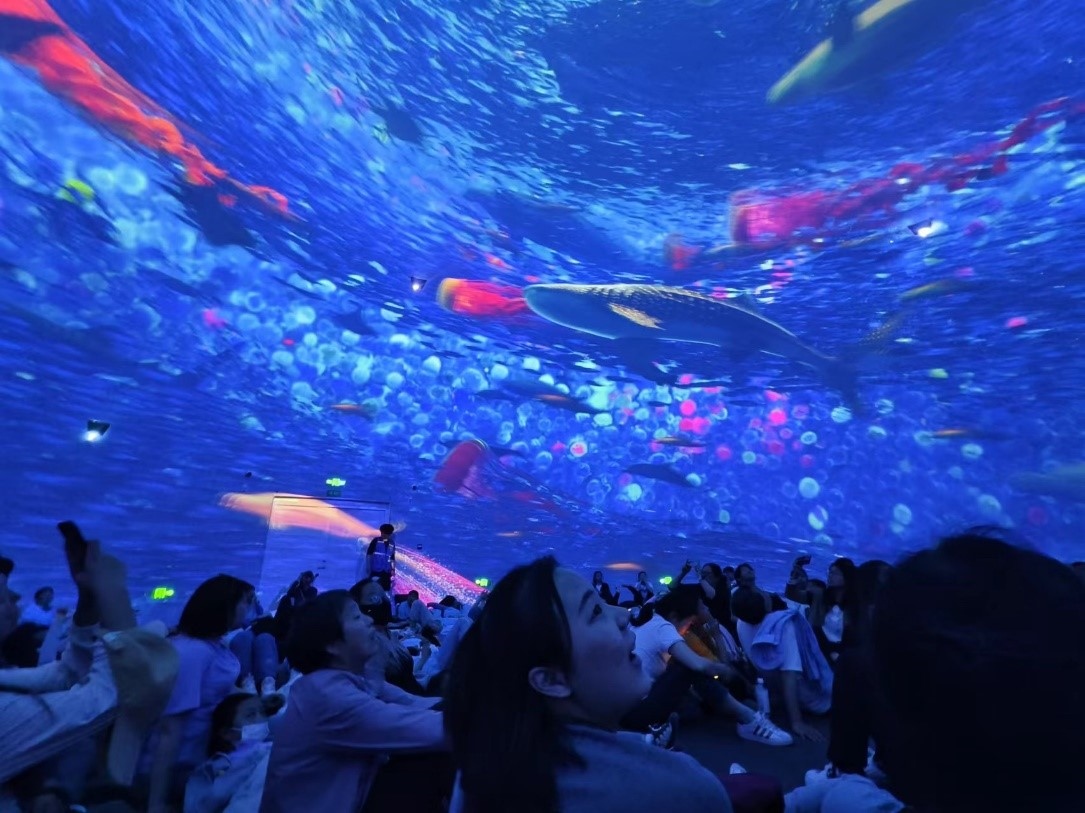 “五一”期間，游客在天津極地海洋公園科技館體驗(yàn)?zāi)ХêＱ?。人民網(wǎng)記者 喬業(yè)瓊攝