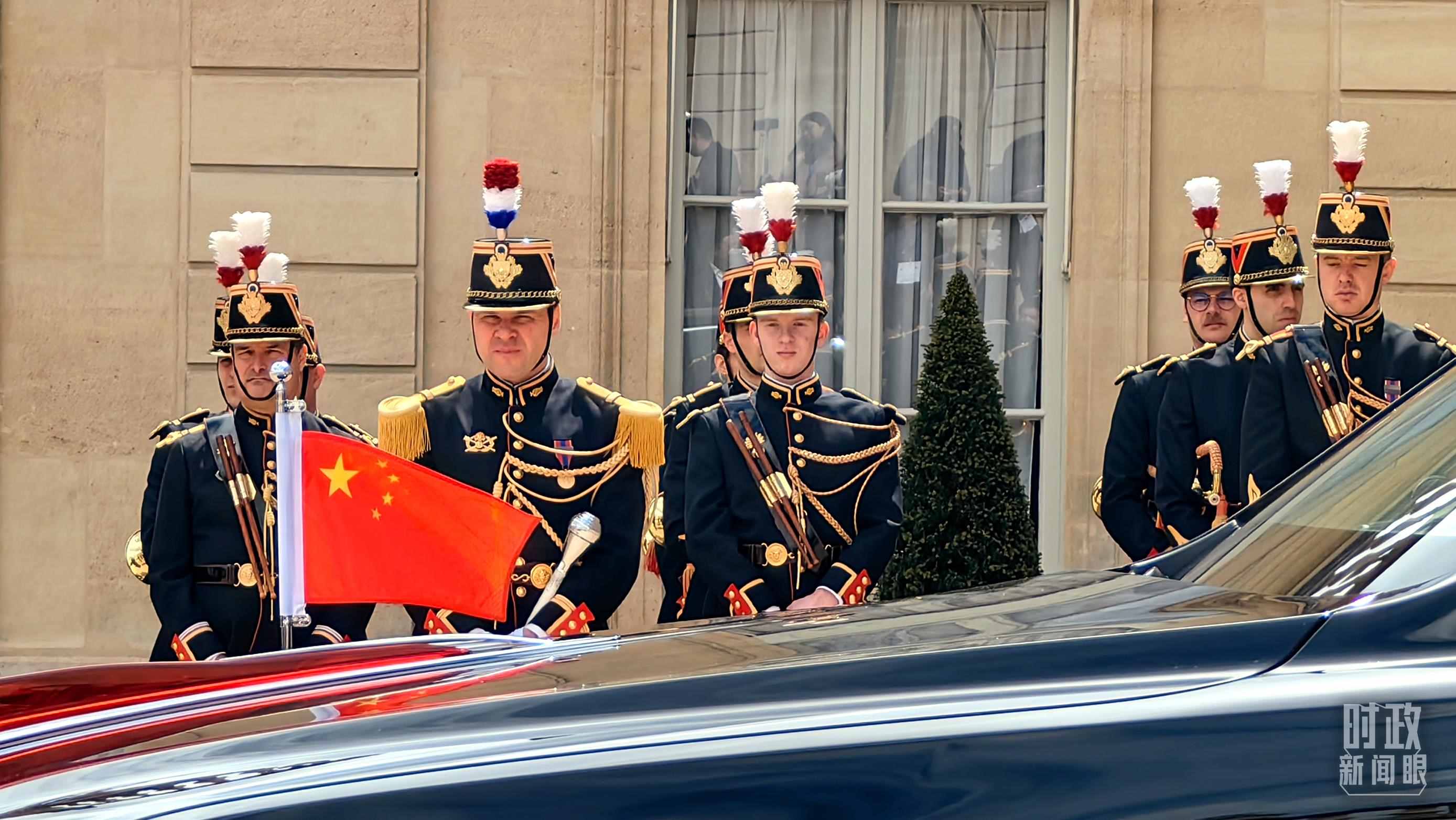 △習(xí)主席乘車抵達(dá)愛麗舍宮。（總臺(tái)央視記者段德文拍攝）