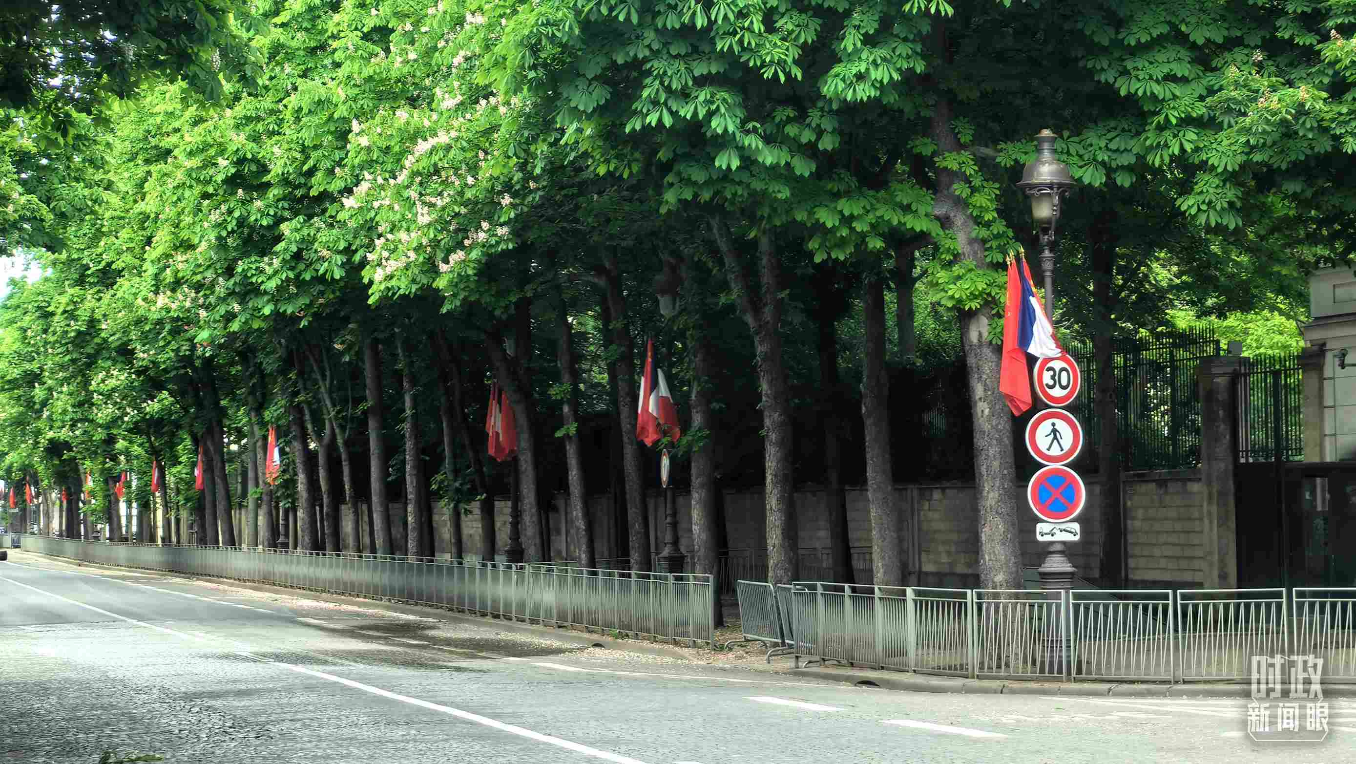 △巴黎道路兩側(cè)懸掛中法兩國(guó)國(guó)旗。（總臺(tái)央視記者鄂介甫拍攝）