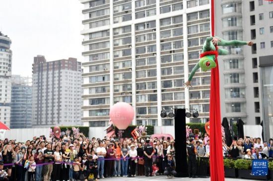 5月7日，演員在長沙國金中心表演木偶劇。新華社記者 陳振海 攝