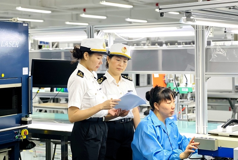 海關(guān)關(guān)員到AEO企業(yè)開(kāi)展便利措施享惠情況調(diào)研。許煒攝
