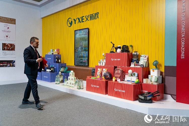 “義新歐”中歐班列（義烏—馬德里）開行十周年成果展上展出班列運送的各類商品。大衛(wèi)·阿瑪爾攝