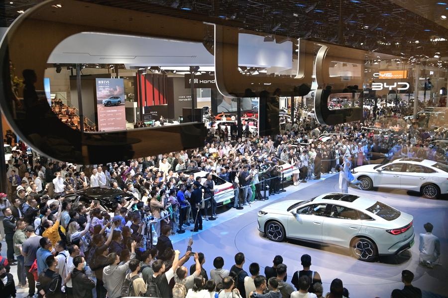 5月4日，參觀者在2024北京車展比亞迪品牌展臺(tái)參觀。新華社記者 尹棟遜 攝