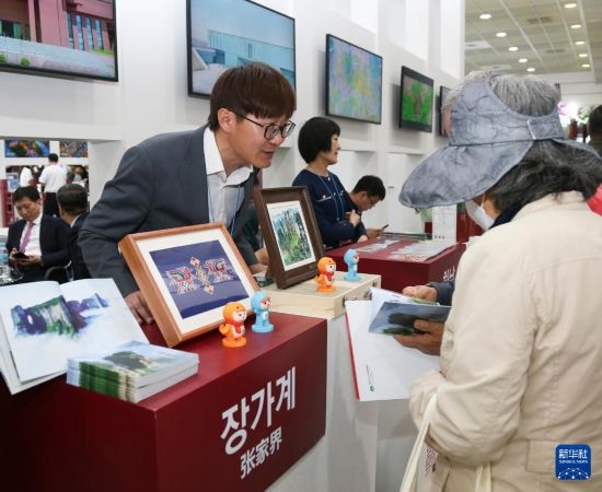 5月9日，在韓國(guó)首爾舉行的首爾國(guó)際旅游展上，參觀者在中國(guó)展區(qū)咨詢。新華社記者 姚琪琳 攝
