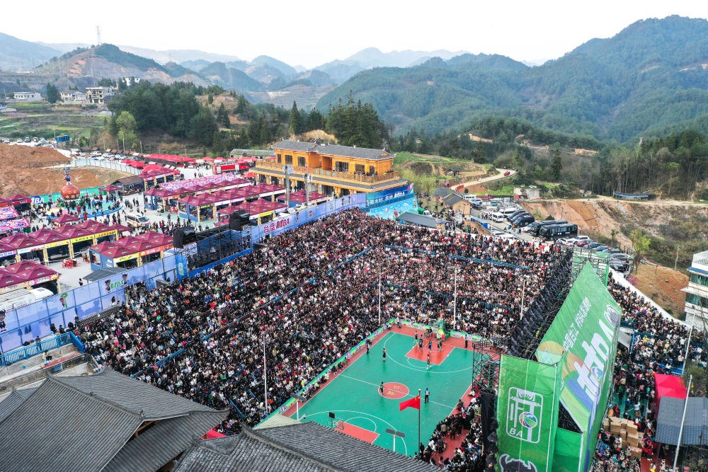 貴州省臺江縣舉辦的2024年“村BA”球王爭霸賽現(xiàn)場（2024年3月22日攝，無人機(jī)照片）。新華社記者 楊文斌 攝