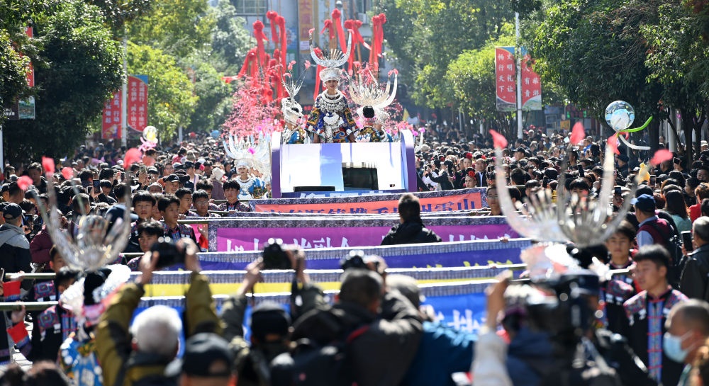 在貴州雷山縣縣城，苗族群眾身著盛裝，載歌載舞參加苗年和鼓藏節(jié)的巡游活動（2023年11月16日攝）。新華社記者 楊楹 攝