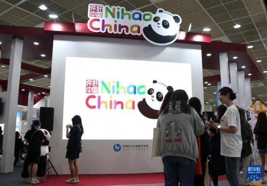 5月9日，在韓國(guó)首爾舉行的首爾國(guó)際旅游展上，參觀者在中國(guó)展區(qū)參加體驗(yàn)項(xiàng)目。新華社記者 姚琪琳 攝