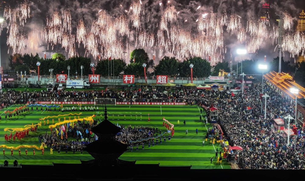 在貴州省榕江縣舉行的2024全國“村晚”示范展示活動暨貴州“村超村晚”活動中，音樂煙花秀精彩上演（2024年2月3日攝，無人機(jī)照片）。新華社記者 劉續(xù) 攝