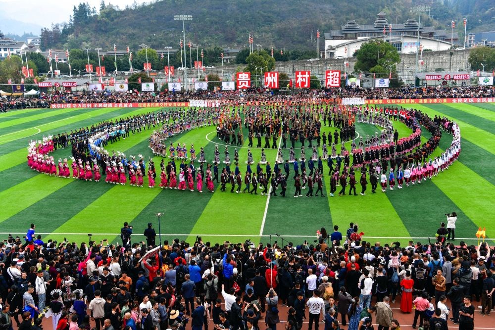 演員在貴州省榕江縣舉辦的2024年第二屆貴州“村超”總決賽開幕式上表演節(jié)目（2024年3月16日攝）。新華社記者 楊文斌 攝