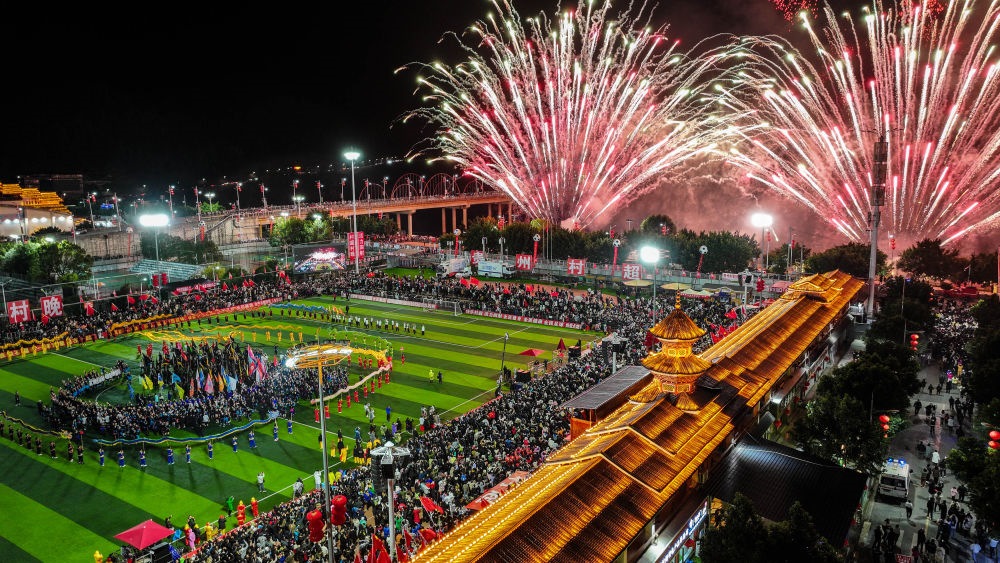 在貴州省榕江縣舉行的2024全國“村晚”示范展示活動暨貴州“村超村晚”活動中，音樂煙花秀精彩上演（2024年2月3日攝，無人機(jī)照片）。新華社記者 劉續(xù) 攝