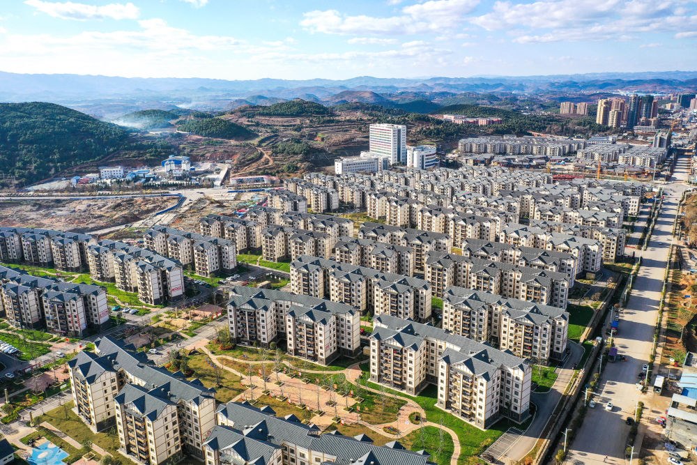 貴州省威寧縣五里崗街道朝陽新城易地扶貧搬遷安置小區(qū)（2021年11月28日攝，無人機(jī)照片）。新華社記者 楊文斌 攝