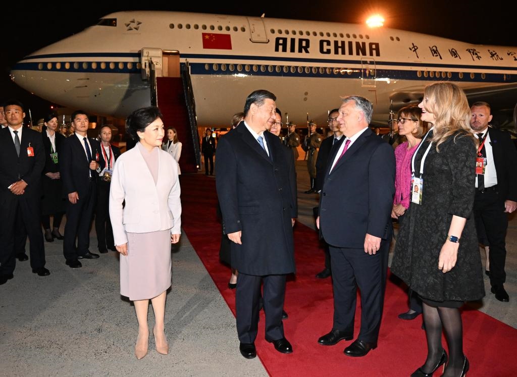 當(dāng)?shù)貢r(shí)間5月8日晚，國家主席習(xí)近平乘專機(jī)抵達(dá)布達(dá)佩斯。匈牙利總理歐爾班夫婦、外長西雅爾多等政府高級(jí)官員在機(jī)場(chǎng)熱情迎接習(xí)近平和夫人彭麗媛。