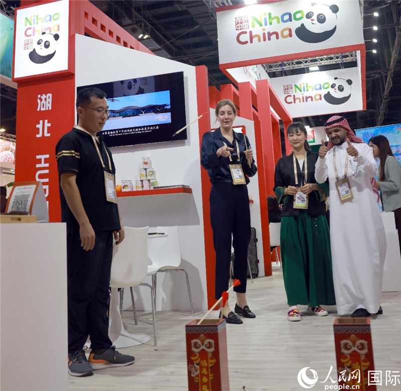 觀眾在參與投壺游戲。人民網(wǎng)記者管克江攝