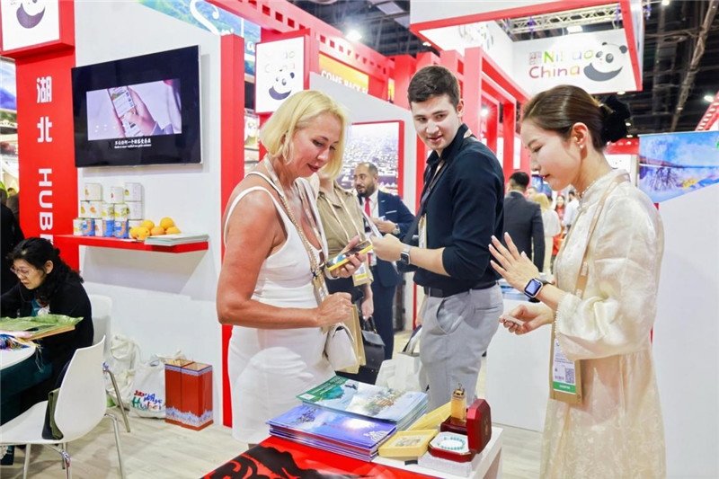 觀眾在參觀中國展臺。錢文康攝