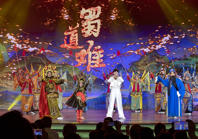 2023年10月13日，成都，“把青春華章寫在祖國(guó)大地上”大思政課網(wǎng)絡(luò)主題宣傳和互動(dòng)引導(dǎo)活動(dòng)在四川大學(xué)舉行。