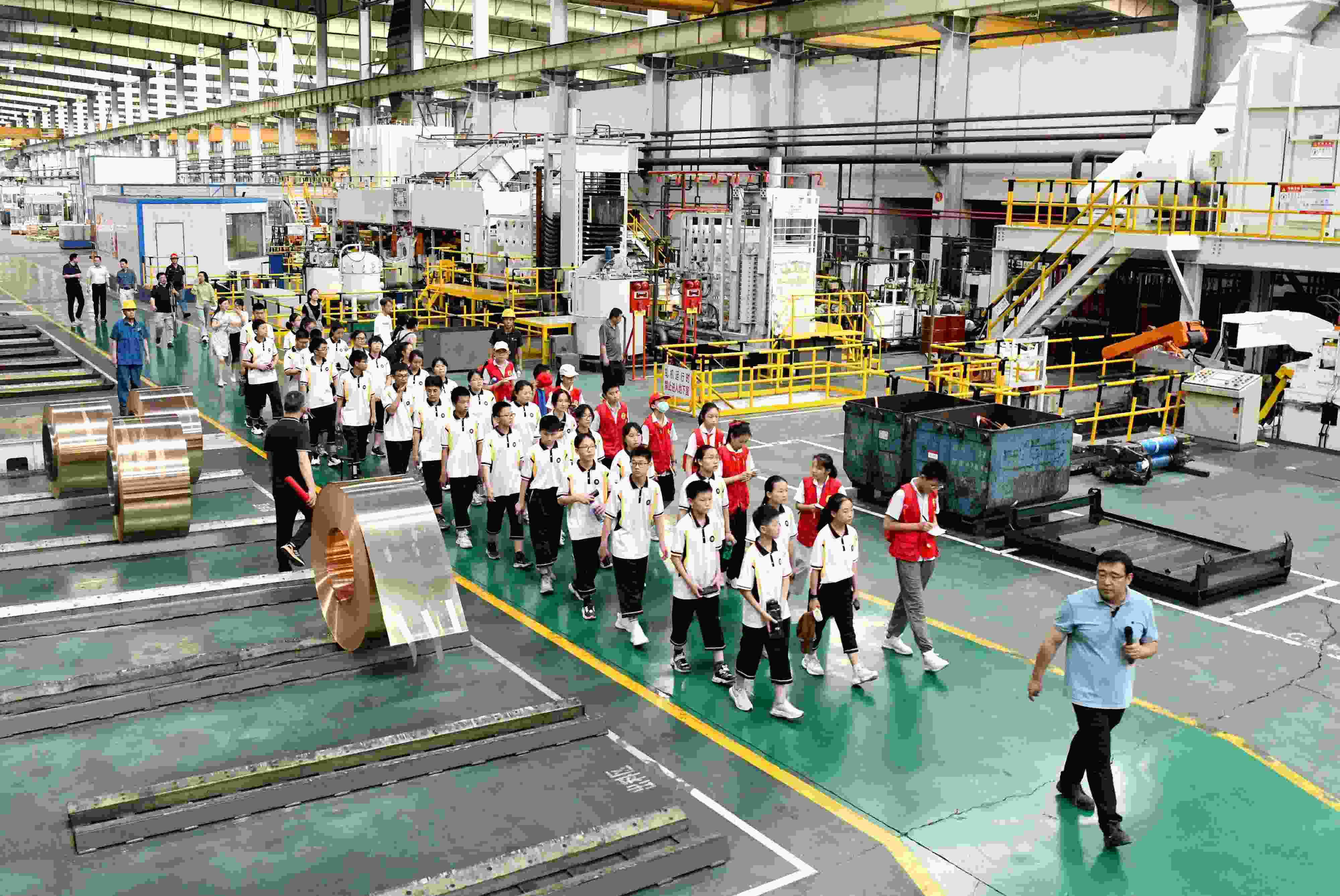 2023年6月9日，在安徽省銅陵一家公司的銅板帶制造車間，銅陵市第七中學(xué)學(xué)生在上“行走的思政課”。