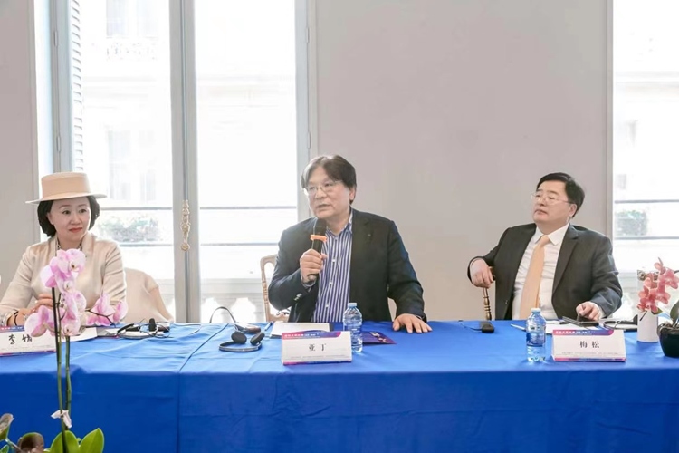 法中交流促進(jìn)會會長、作家、翻譯家、法國最高榮譽(yù)騎士勛章獲得者亞丁發(fā)言（圖片：中國傳媒大學(xué)