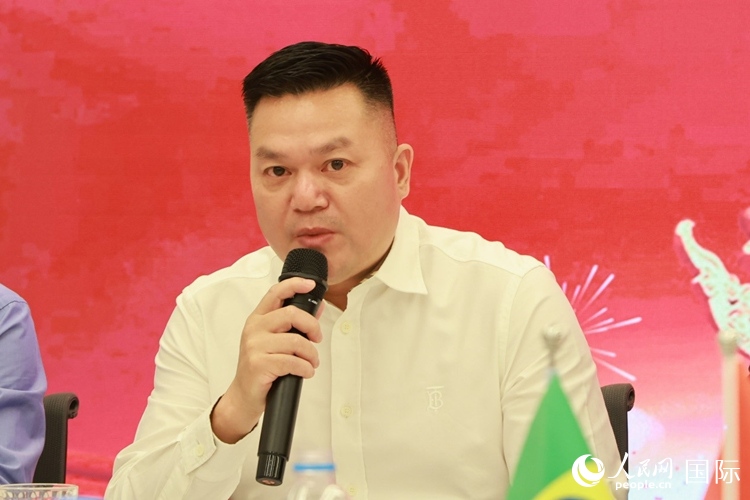巴西和統(tǒng)會會長張小春在座談會上致辭。人民網(wǎng)記者 陳海琪攝