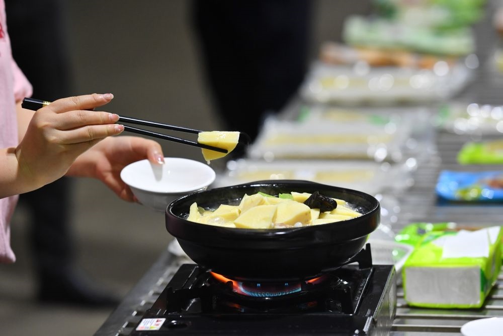 2024年5月9日，福建省三明市極野食品有限公司工作人員在試吃竹筍食品。新華社記者 姜克紅 攝