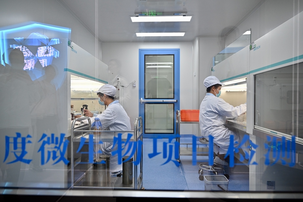 2024年5月8日，福建長(zhǎng)富乳品有限公司工作人員在對(duì)乳品進(jìn)行微生物項(xiàng)目檢測(cè)。新華社記者 姜克紅 攝