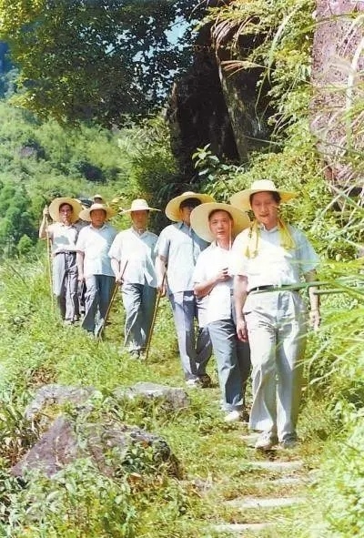 1989年7月，習(xí)近平在壽寧縣山村。