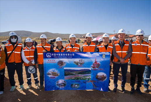 奧魯羅公路項目開工儀式現(xiàn)場，中國中鐵員工代表合影。中國中鐵供圖