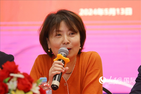 陜西省歸國(guó)華僑聯(lián)合會(huì)黨組成員、副主席兼秘書(shū)長(zhǎng)尚小紅在座談會(huì)上致辭。人民網(wǎng)記者 陳海琪攝