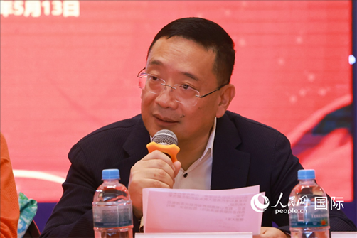 巴西文協(xié)主席上官建峰在座談會(huì)上致辭。人民網(wǎng)記者 陳海琪攝