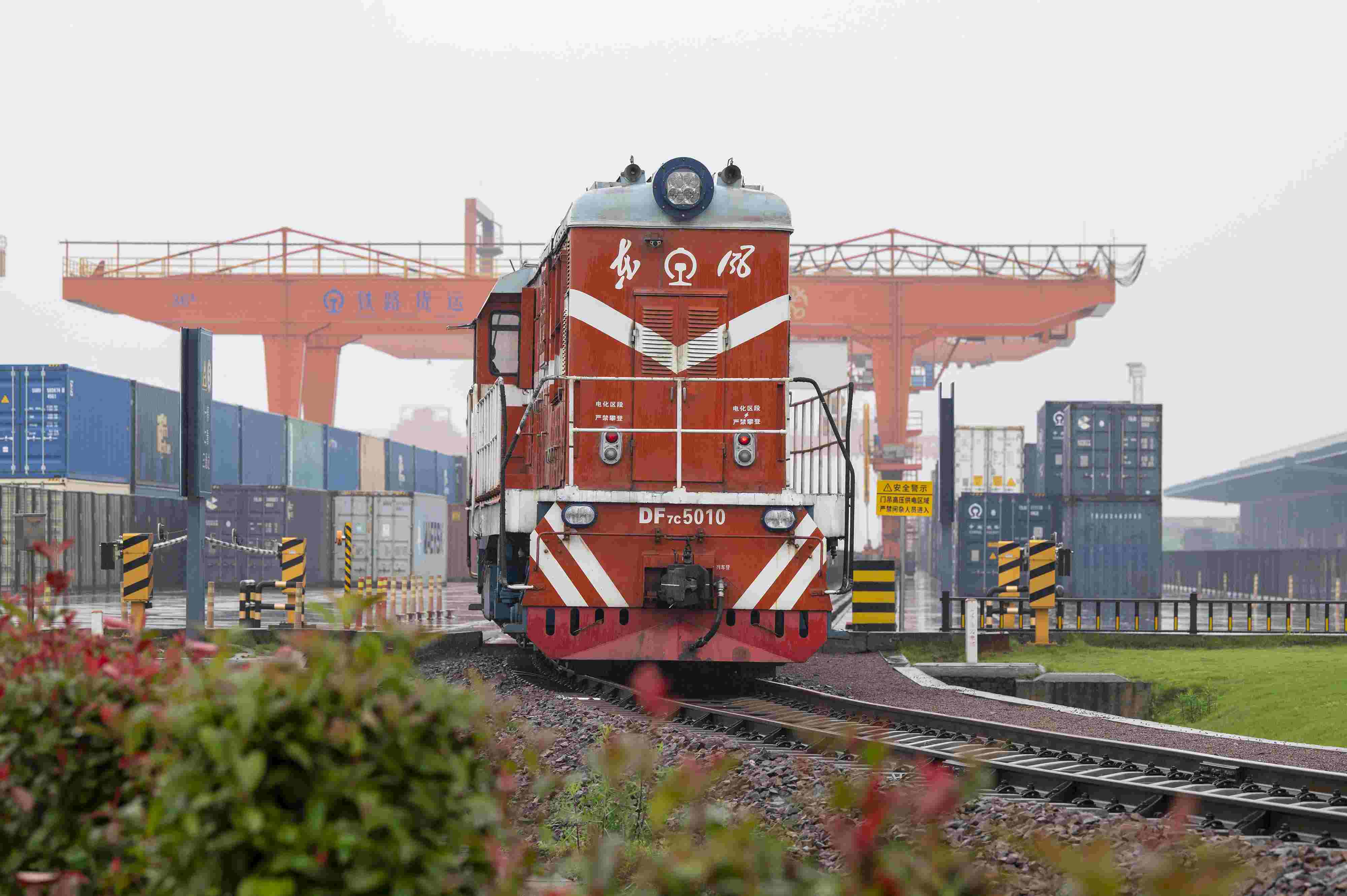 2024年5月5日，“五一”假期最后一天。在浙江省金華市金東區(qū)鐵路金華南站，一列滿(mǎn)載110標(biāo)箱的中歐班列緩緩啟程駛往匈牙利。