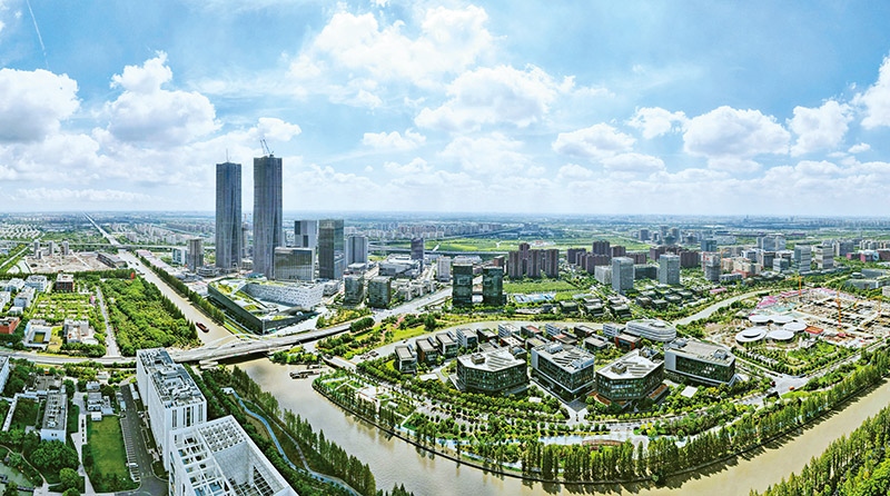 建立全國(guó)第一個(gè)國(guó)際貿(mào)易“單一窗口”，開(kāi)設(shè)全國(guó)第一批自由貿(mào)易賬戶，設(shè)立全國(guó)第一家外商獨(dú)資醫(yī)院、第一家外商獨(dú)資公募基金公司、第一家外商獨(dú)資汽車制造企業(yè)……中國(guó)（上海）自由貿(mào)易試驗(yàn)區(qū)掛牌以來(lái)，誕生了若干個(gè)“全國(guó)第一”，在制造業(yè)、金融業(yè)等數(shù)十個(gè)開(kāi)放領(lǐng)域，實(shí)現(xiàn)一批全國(guó)首創(chuàng)項(xiàng)目落地。圖為上海自貿(mào)區(qū)張江片區(qū)（2023年9月10日攝，無(wú)人機(jī)照片）。 新華社記者 方喆/攝