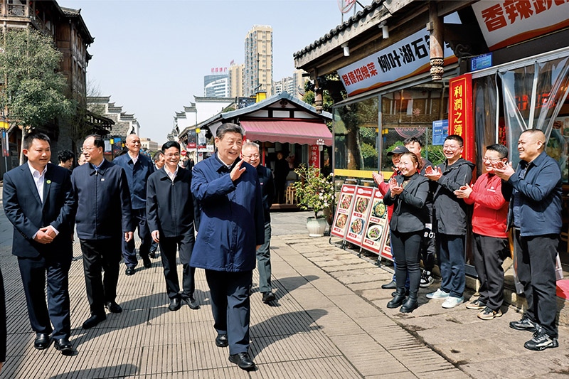 2024年3月18日至21日，中共中央總書記、國家主席、中央軍委主席習(xí)近平在湖南考察。這是19日上午，習(xí)近平在常德河街考察時，同店主和游客親切交流。 新華社記者 王曄/攝