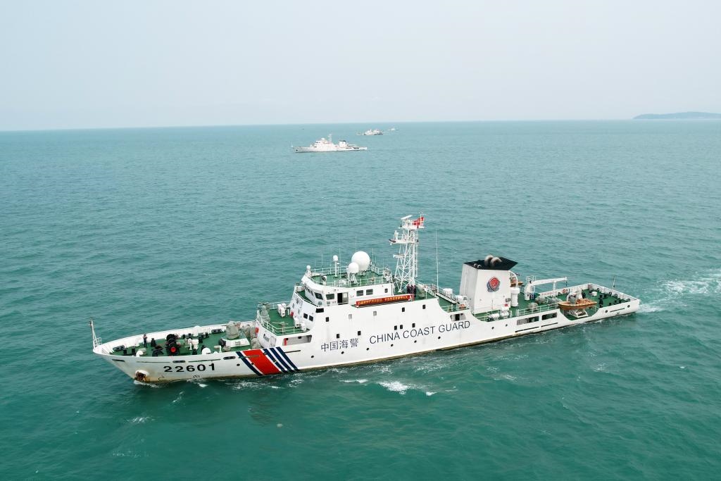 圖為5月14日海警艦艇編隊(duì)在巡航管控。（中國(guó)海警局南海分局供圖）