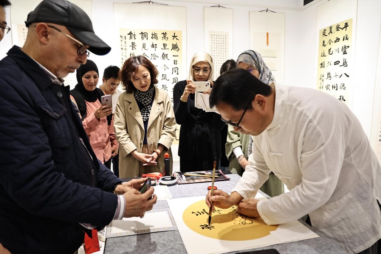 中摩書法老師在共同創(chuàng)作。拉巴特中國文化中心供圖