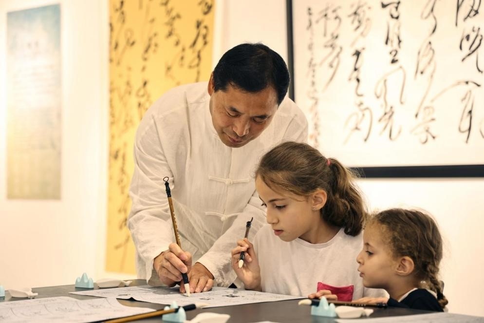 中國書法老師帶領現(xiàn)場觀眾體驗書法。拉巴特中國文化中心供圖